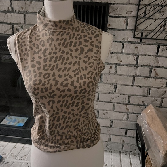 ⭐️ 3 / $15 ⭐️ Leopard Print Sleeveless Top - Picture 1 of 2